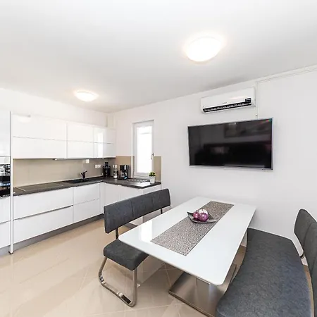 House Mirrors Semesterbostad Ražanj