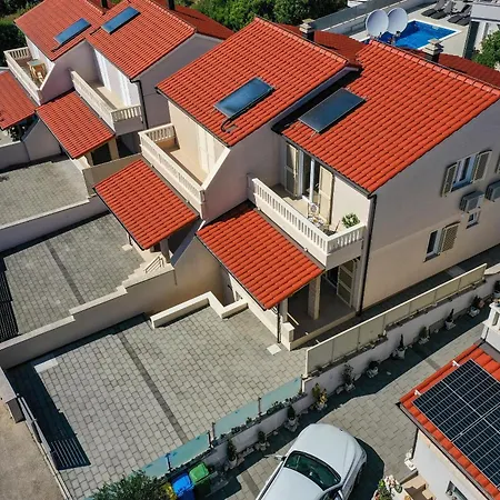 House Mirrors Semesterbostad *