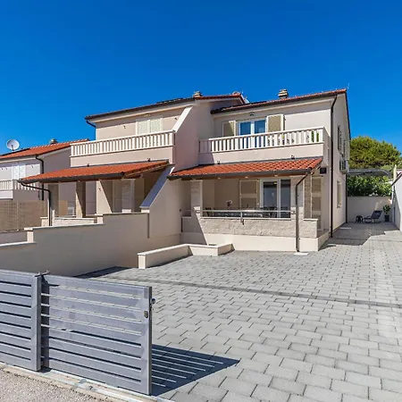 House Mirrors Semesterbostad *