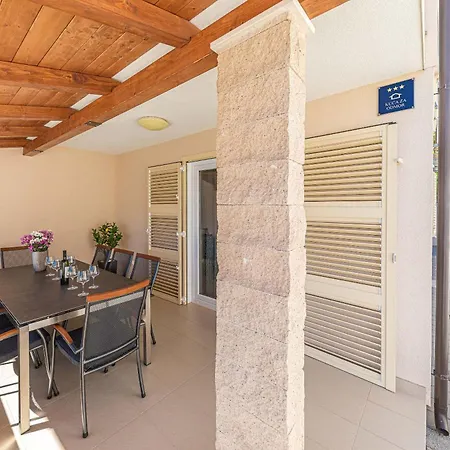 Vakantiehuis House Mirrors Ražanj