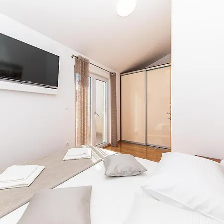 House Mirrors Vakantiehuis Ražanj