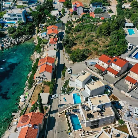 House Mirrors Semesterbostad Ražanj