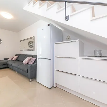 House Mirrors Semesterbostad *