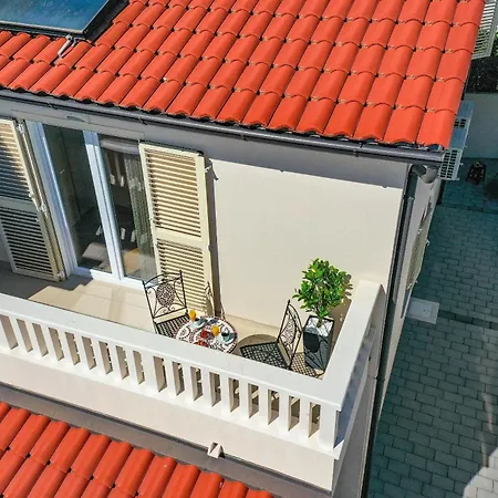 Semesterbostad House Mirrors