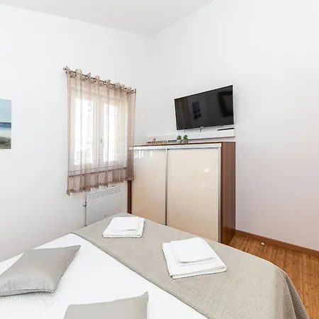 House Mirrors Ražanj