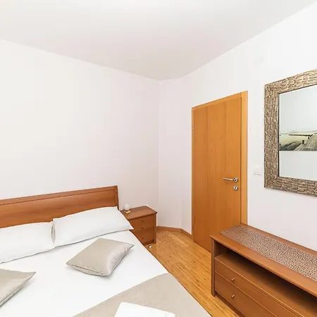 House Mirrors Ražanj