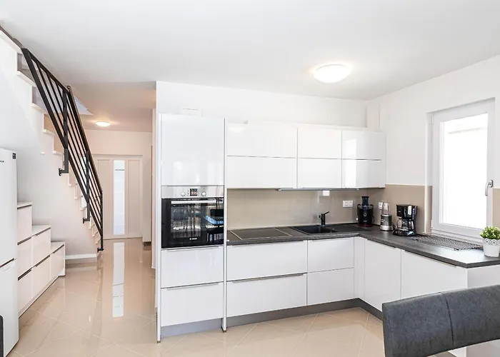 House Mirrors Ferienhaus Ražanj