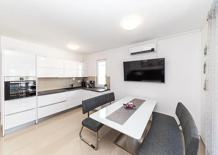 House Mirrors Tatil Evi Ražanj