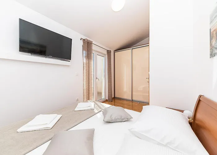 House Mirrors Vakantiehuis Ražanj