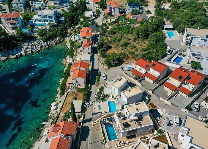 House Mirrors Ferienhaus Ražanj