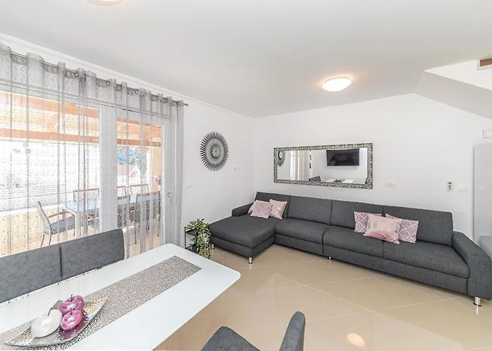 Tatil Evi House Mirrors *