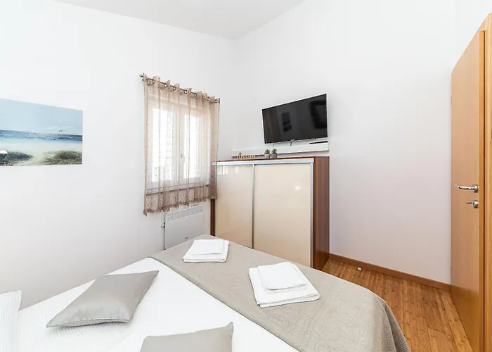 House Mirrors Ražanj