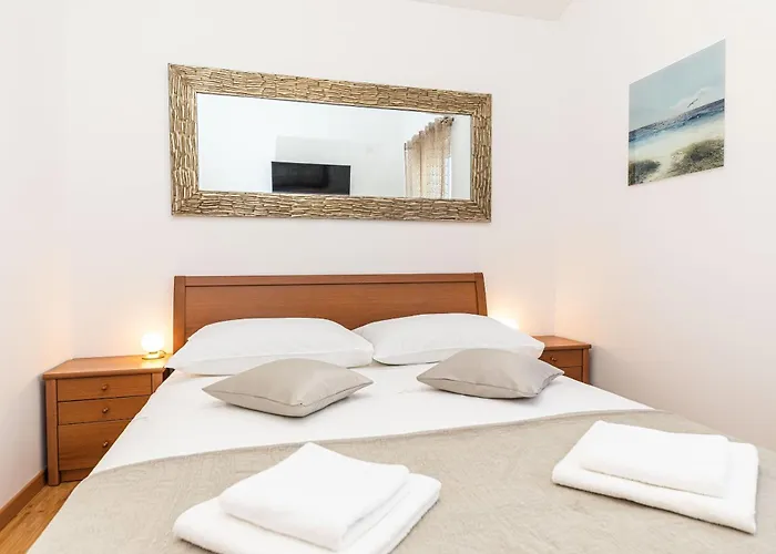 House Mirrors * Ražanj