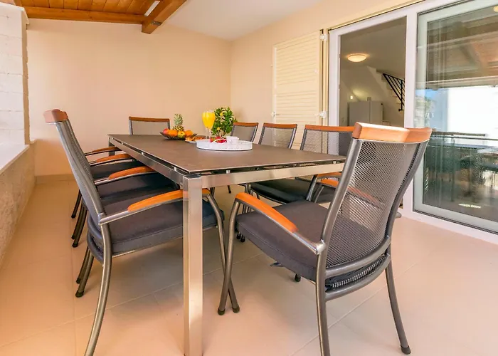 House Mirrors Vakantiehuis Ražanj