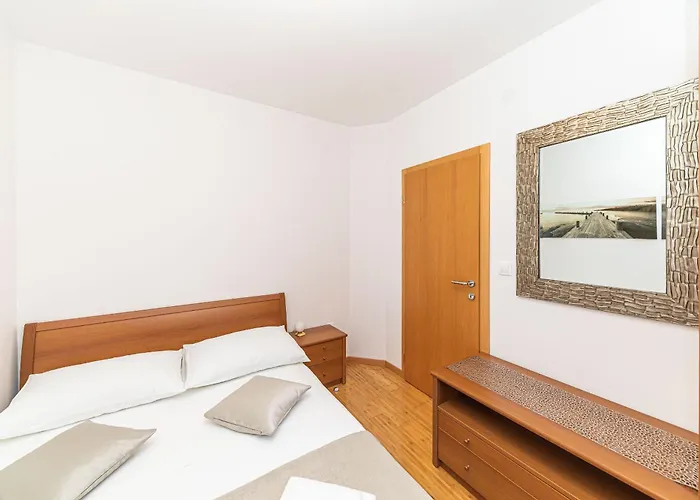 House Mirrors Ražanj